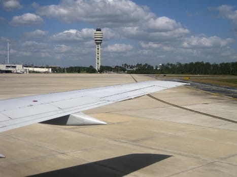 picture of the wings of an airplane