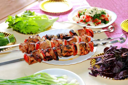 Image with fried meat, tomato and onion