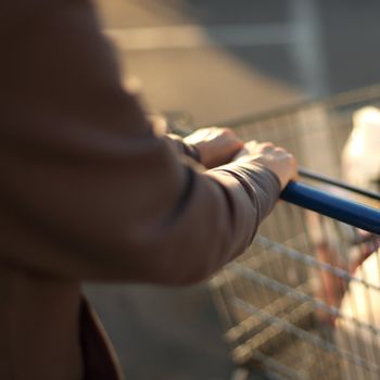 take cart in hands go shoping