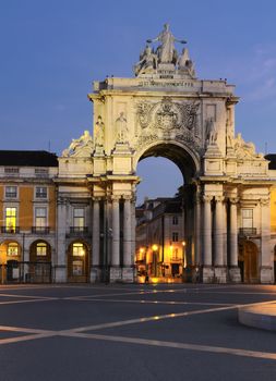 Famous arch at the Praca do Comercio showing Viriatus, Vasco da Gama, Pombal and Nuno Alvares Pereira