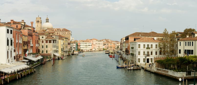An image of canal in the city of Venice