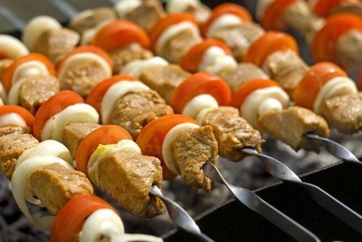 Preparation of meat slices in sauce on fire