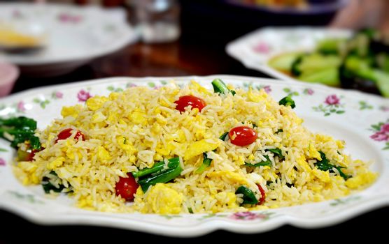 fried rice with eggs , red tomato and kale