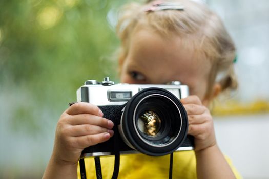 An image of a little girl with photocamera
