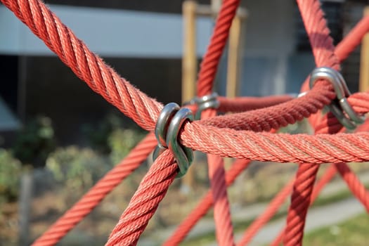 strong bond, ropes and rings to heavy resistance