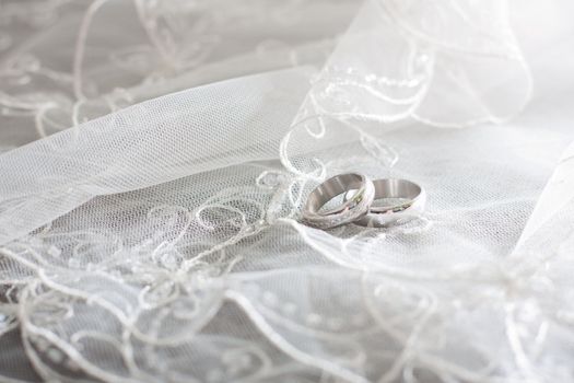 ring of white gold are on the bride's white veil