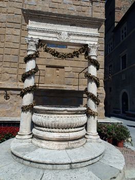 Pienza - the old well on the Cathedral square