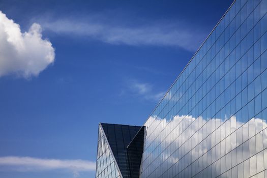 Modern building and blue sky with cloudscape reflection 