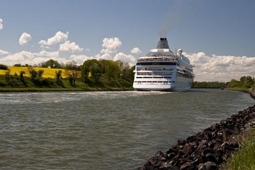 cruiser in kiel canal
