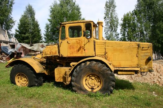 The Agrimotor old yellow, the bulldozer on the lowered wheels