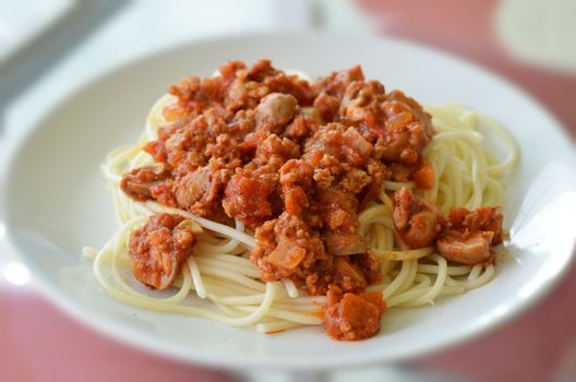  spaghetti with pork , mushroom and tomato sauce