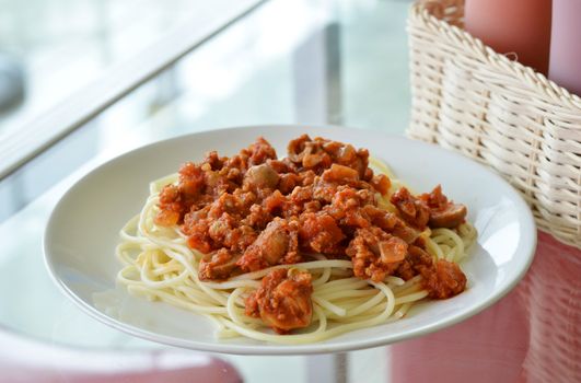 spaghetti with pork , mushroom and tomato sauce