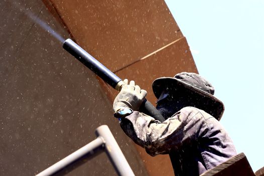 worker to clean ship