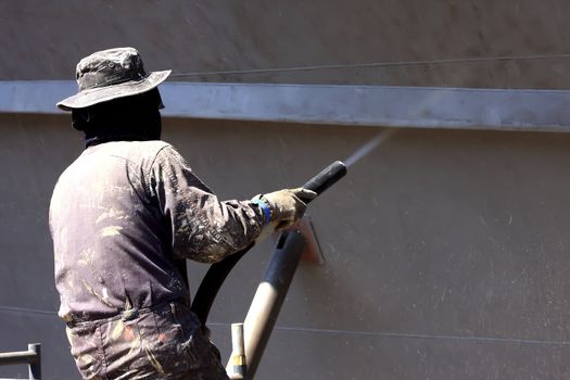 worker to clean ship