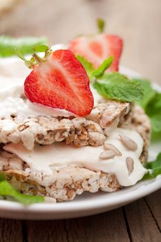 crisp bread with cottage cheese and berries