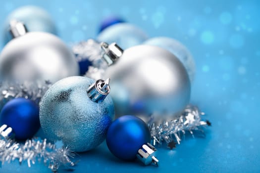 blue christmas balls 