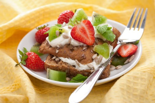 bread with cottage cheese and berries 