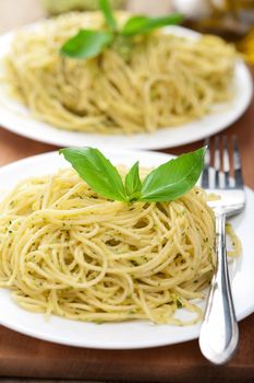 spaghetti with pesto sauce 
