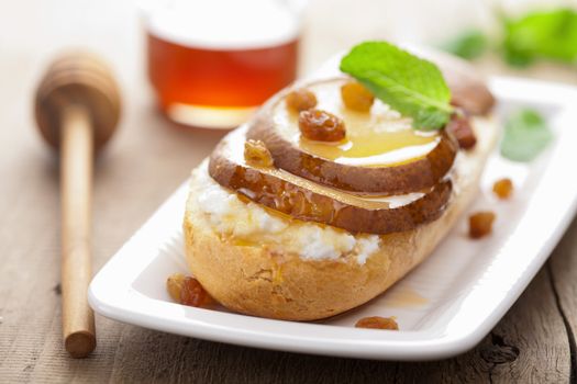 bread with ricotta cheese and pear 