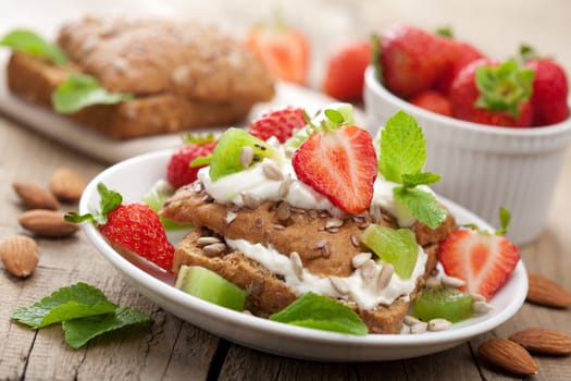 bread with cottage cheese and berries 