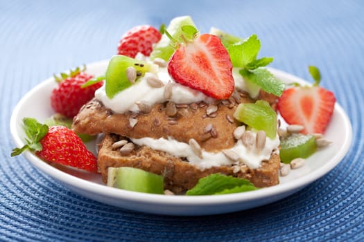 bread with cottage cheese and berries 
