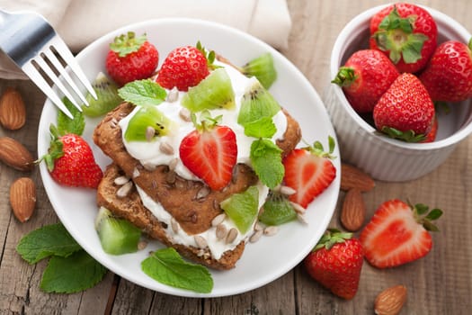 bread with cottage cheese and berries 