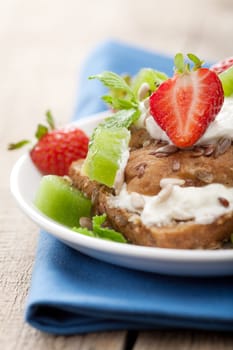 bread with cottage cheese and berries 