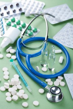 stethoscope and pills 
