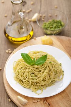 spaghetti with pesto sauce 