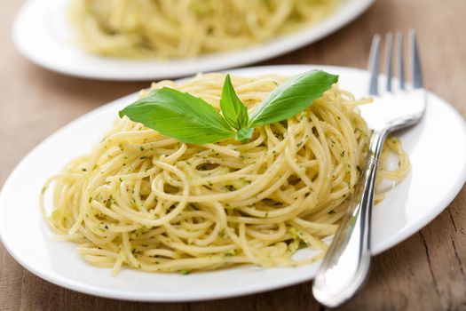 spaghetti with pesto sauce 