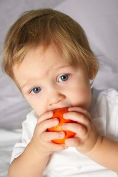 little kid eating an orange
