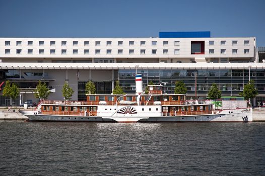 Paddle wheel steamer
