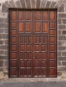 Imposing wooden double doors classic style entry