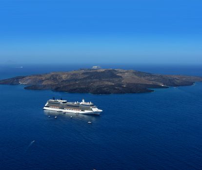 Luxus cruiser in blue Santorini volcano caldera