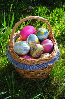 basket with eastr eggs