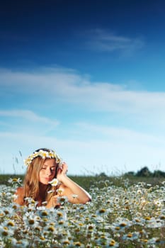 beautiful girl on the daisy flowers field 