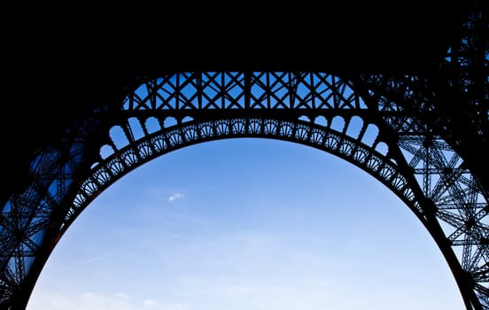 This universal landmark of Paris may be reconized also from details
