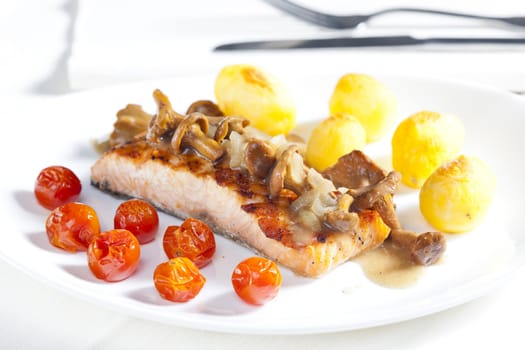 grilled salmon with mushrooms and cherry tomatoes