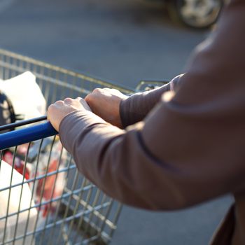 take cart in hands go shoping