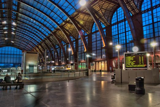 people waiting in blue stationhall antwerp station