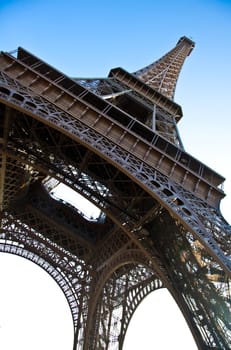 This universal landmark of Paris may be reconized also from details