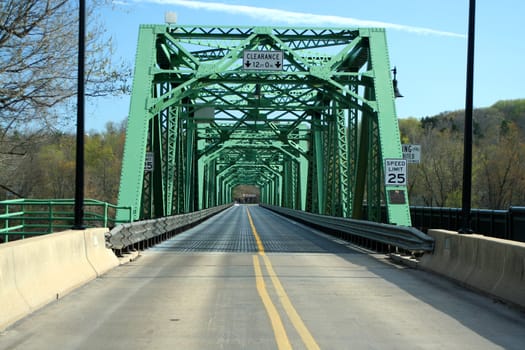 A Old green metal bricge