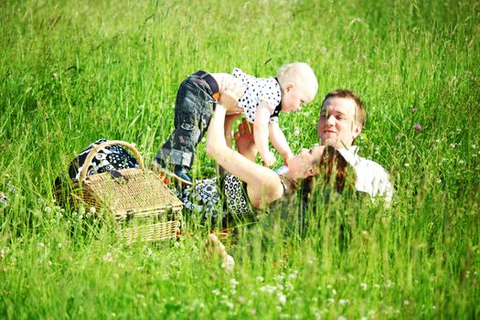  picnic of happy family on green grass