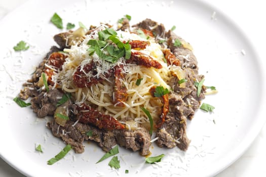 spaghetti with beef meat and dried tomatoes