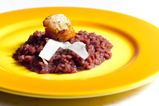 fried Saint Jacques mollusc on risotto steamed with red wine