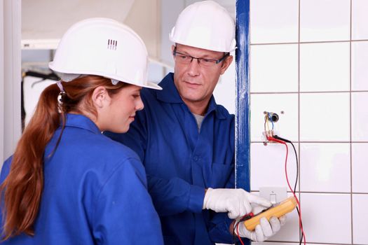 an electrician teaching how to use an ammeter