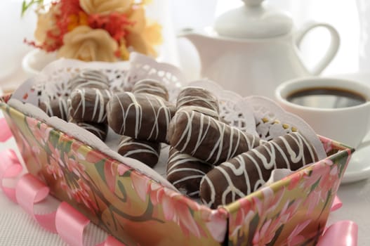  Gingerbread with chocolate in a box with a cup of coffee