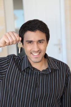 Man holding a doorkey