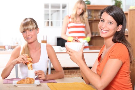 Women eating breakfast