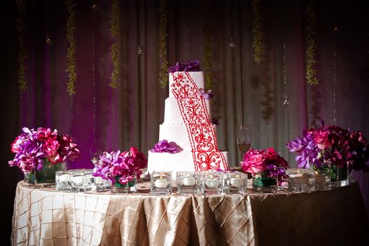 Image of a beautifully decorated wedding cake